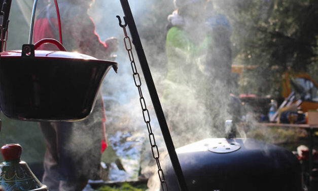 Samen buiten koken op vuur