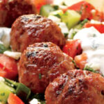 LAMSGEHAKTBALLETJES MET GRIEKSE SALADE EN MUNTYOGHURT