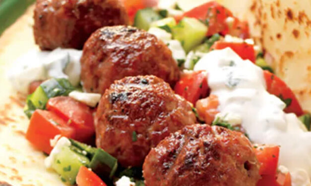 LAMSGEHAKTBALLETJES MET GRIEKSE SALADE EN MUNTYOGHURT