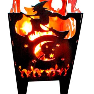 Close-up van de vuurkorf Heks S met vlammend vuur achter het uitgesneden heks-op-bezem motief